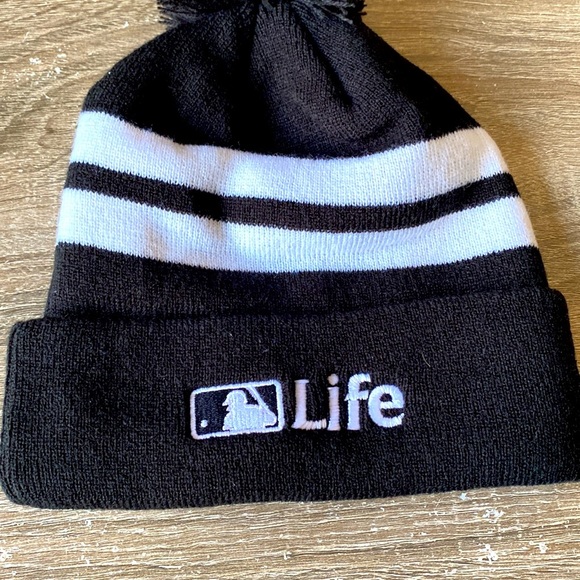 New Era MLB Beanie - Picture 3 of 7